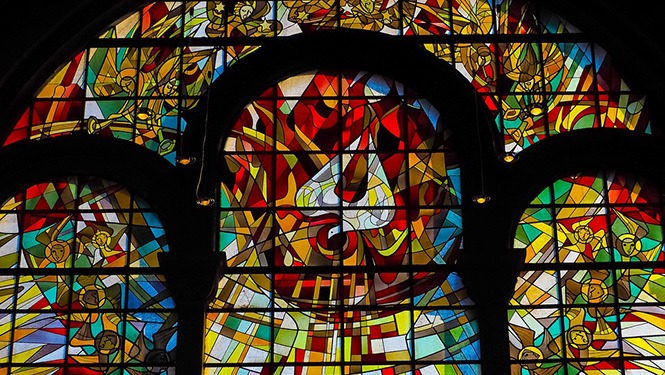 Friedenstaube in einem bunten Kirchfenster