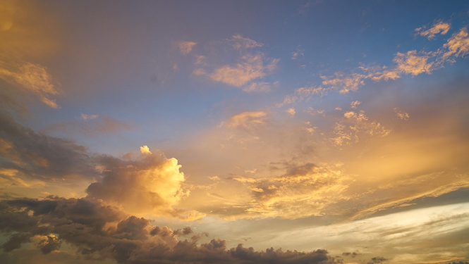 Sonnenaufgang zwischen den Wolken